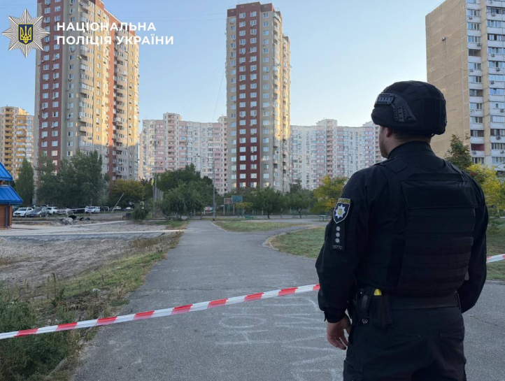 У Києві посеред будинків розміновують нездетоновану балістичну ракету РФ (фото)
